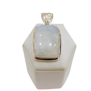 Dije en plata con piedra de la luna grande
