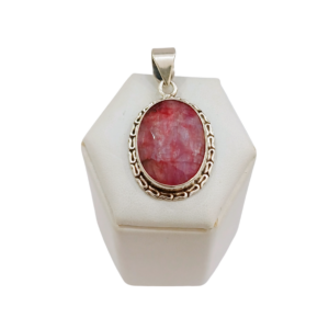Dije de plata con piedra color rubí