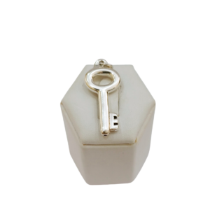 Dije llave en plata inflada