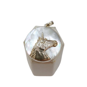 Dije Unicornio en plata con nacar
