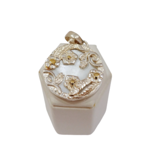 Dije flor plata con nacar