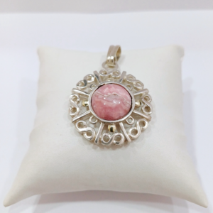 Dije de plata con piedra rosa