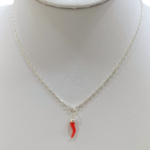 Cadena de plata con dije cuerno para mal de ojo