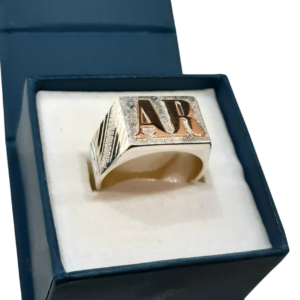 Anillo con iniciales modelo caballero plata y oro sin apliques