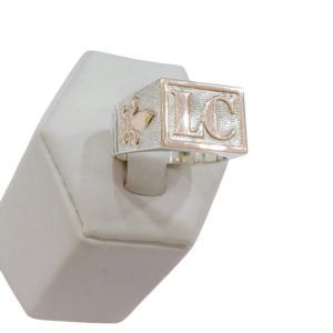 Anillo con iniciales modelo caballero plata y oro