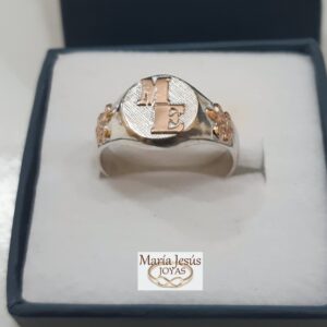 Anillo con iniciales redondo modelo dama plata y oro
