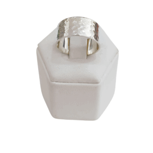 Anillo esclavo martillado en plata de 10 mm de ancho