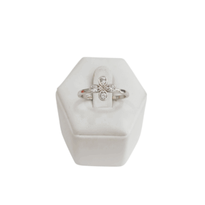 Anillo trébol en plata con cubic
