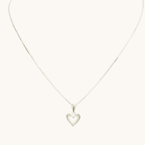 Cadena de plata con dije corazón