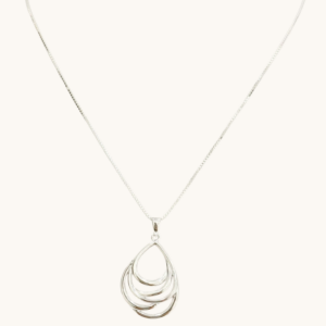 Cadena de plata con dije gotas