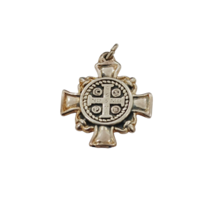 Dije Cruz de San Benito en plata inflada